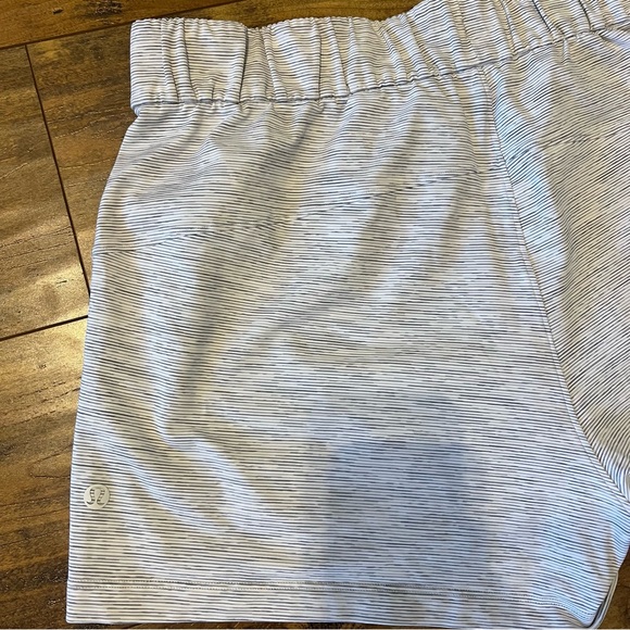 LULULEMON On the Fly Shorts Size 8 EUC - Picture 3 of 5